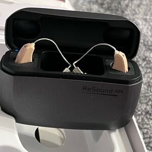 2 Rx RIC GN ReSound ONE AIDS RE561 with docking station and receivers